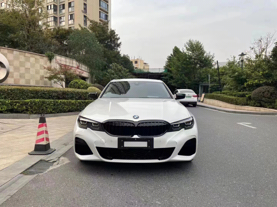 最新到店色色22年上牌宝马325im运