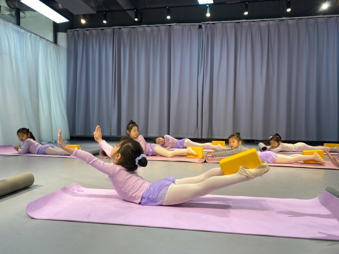 儿童舞蹈腹背肌训练图图片