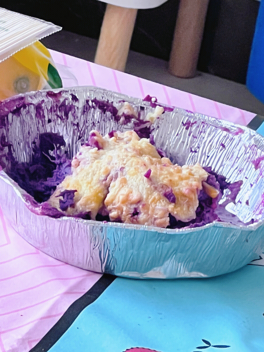 食材:紫薯,炼乳,芝士碎,牛奶做法:11566紫薯切片蒸熟压成泥,加入