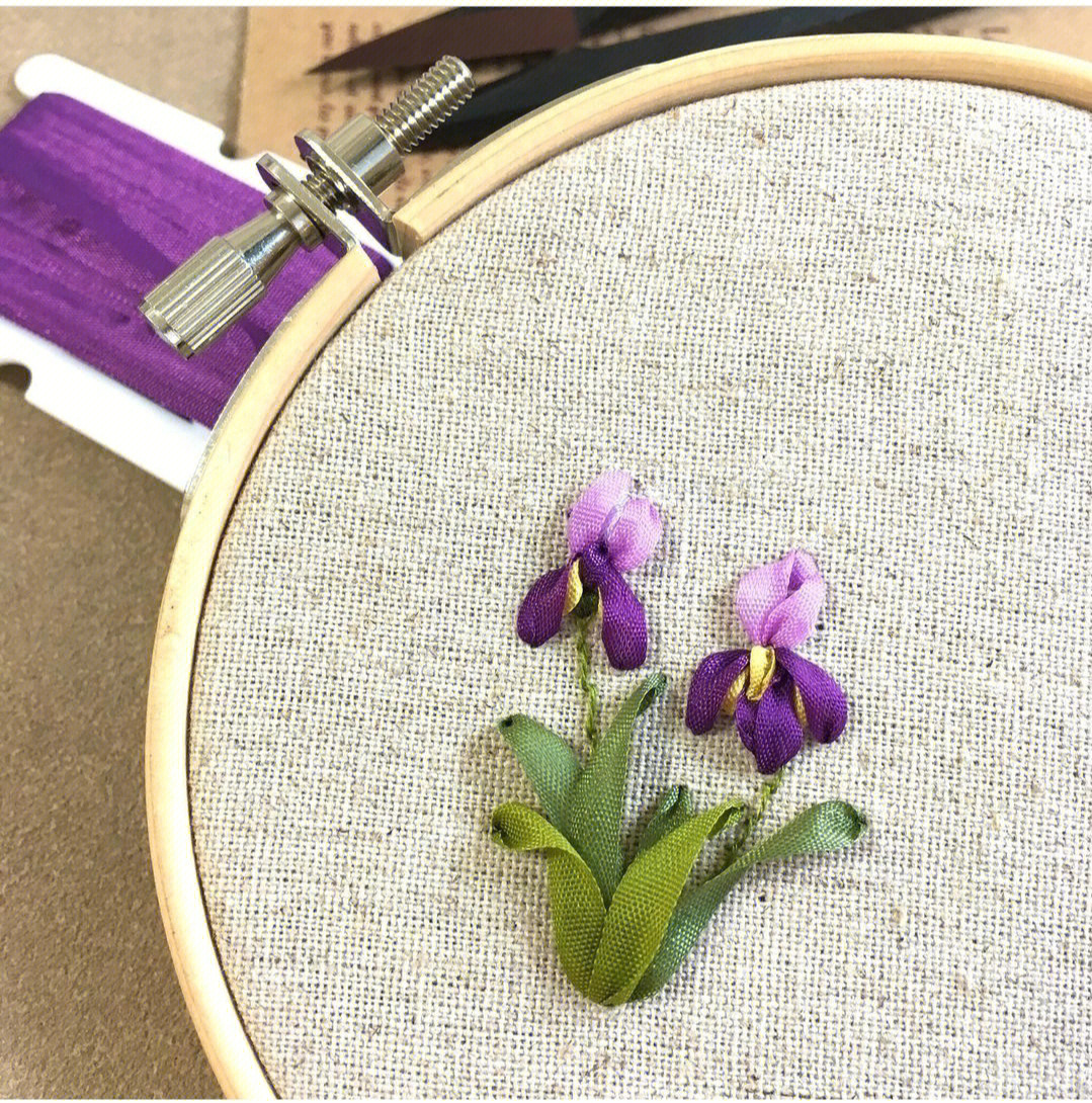 配色清新淡雅,从最基本的花朵造型展示了丝带刺绣的创作魅力!