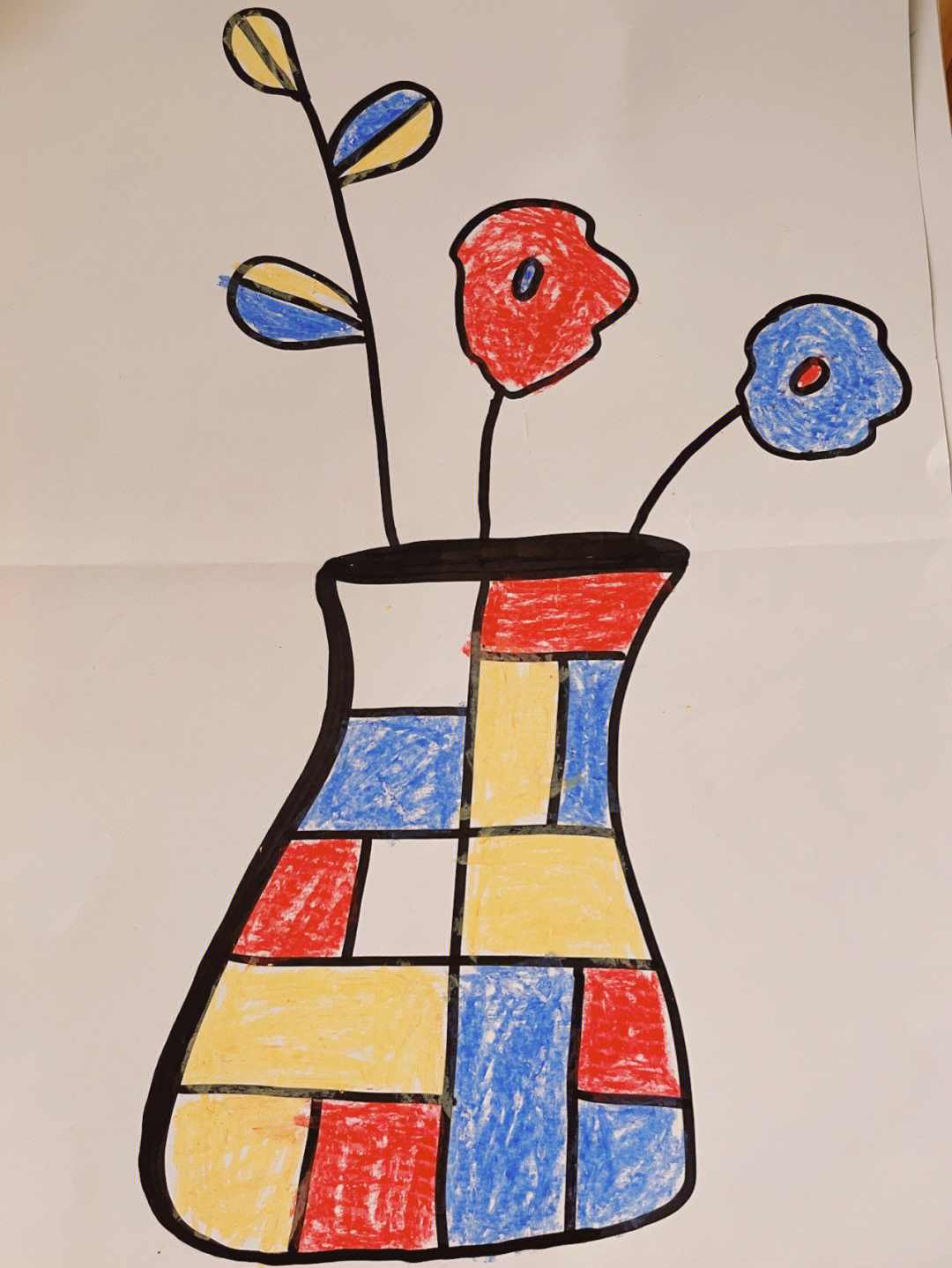 《蒙德里安的瓶子》中班的小朋友所画,运用三原色装饰瓶子,能绘画格子
