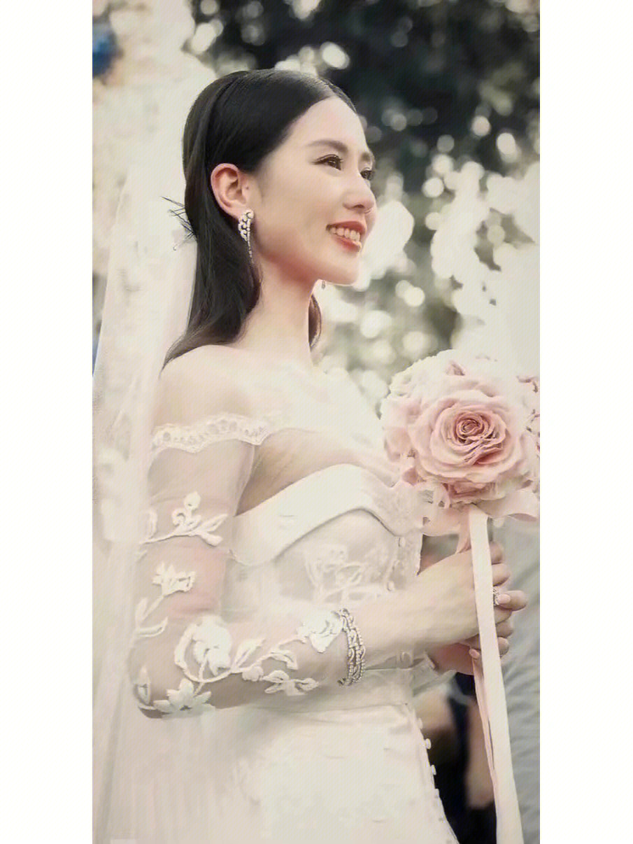 刘诗诗婚纱造型很迷人