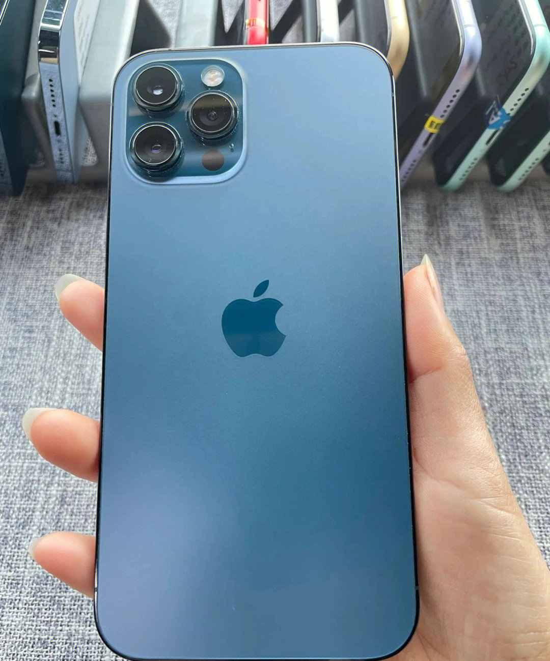 iphone12蓝色实拍图片