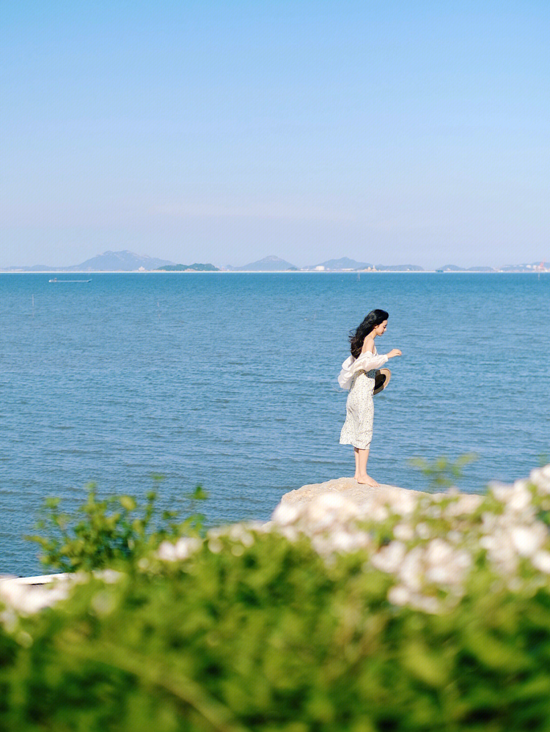 海边花朵风景少女图片