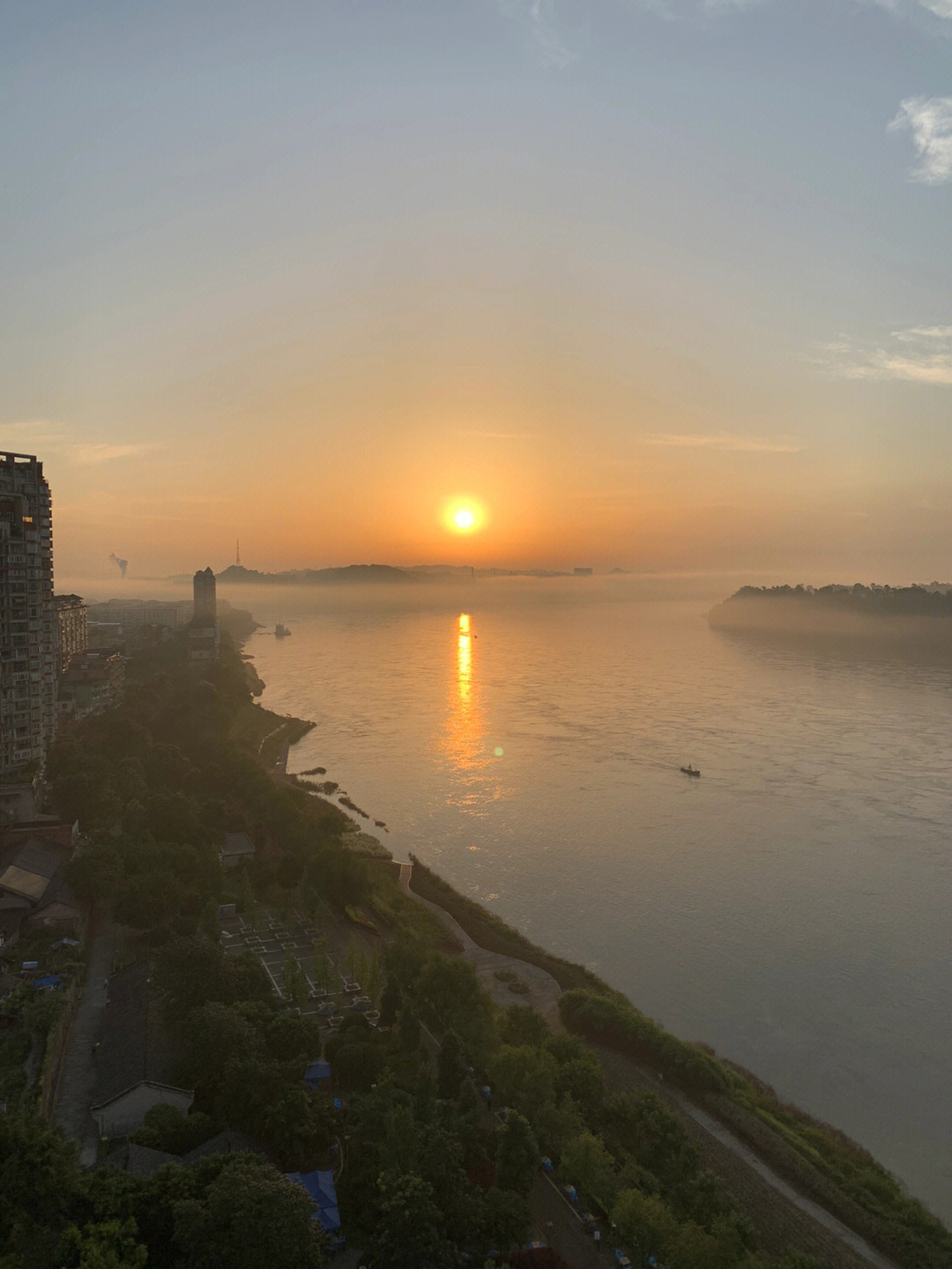 宜宾市南溪区八景之一《望瀛观日》一一清晨的日出阳光洒在川江之上!