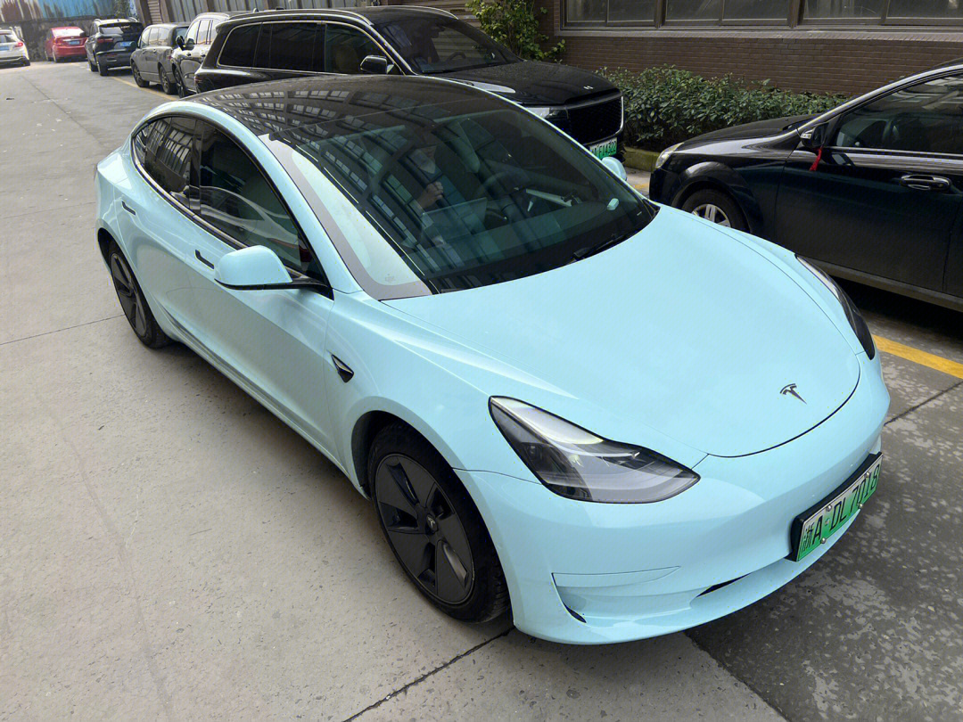 特斯拉model3天空蓝图片