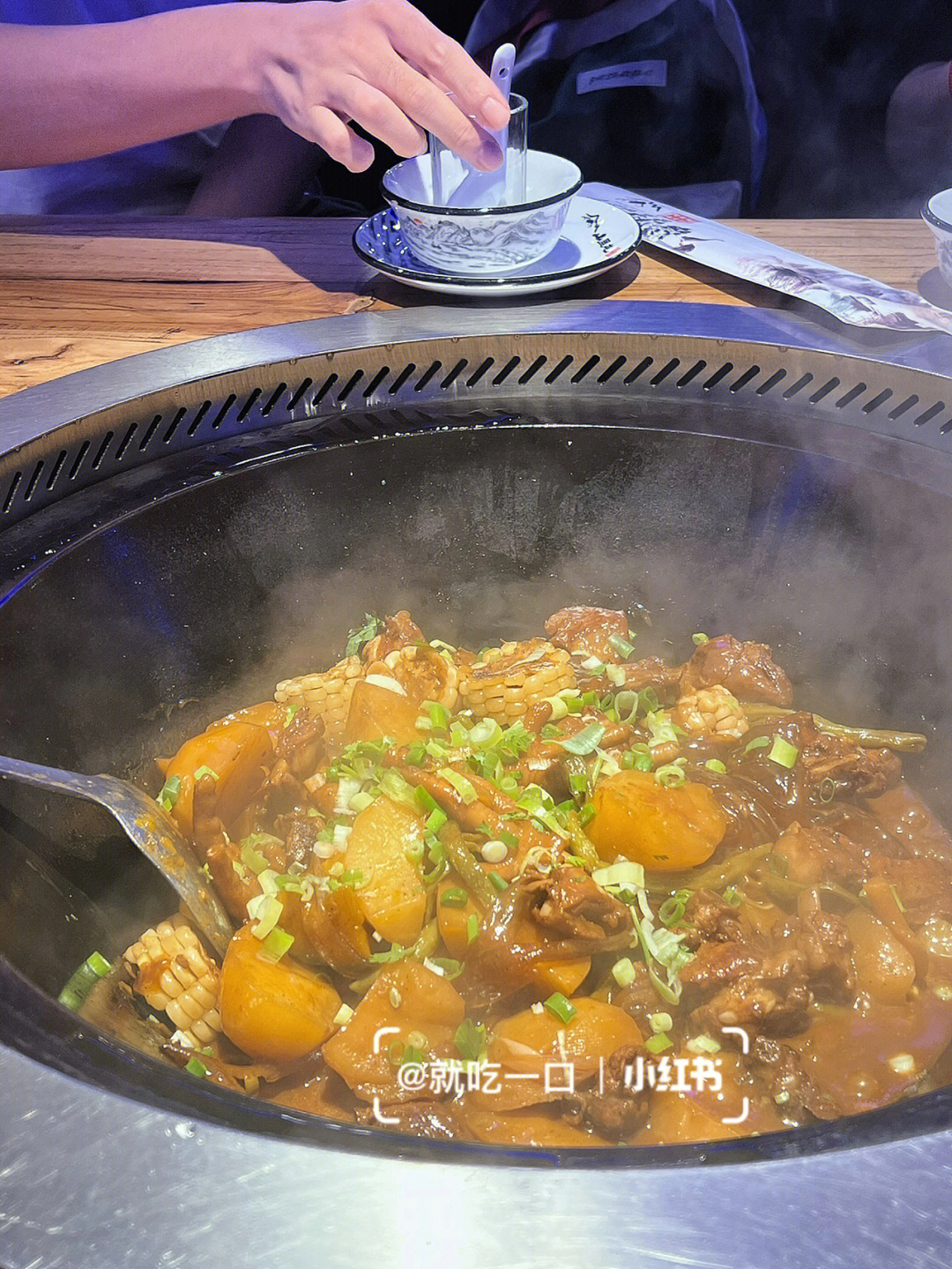 吃的是大鹅锅,这次想换一个口味尝试,这次吃的是排骨锅,里面有土豆