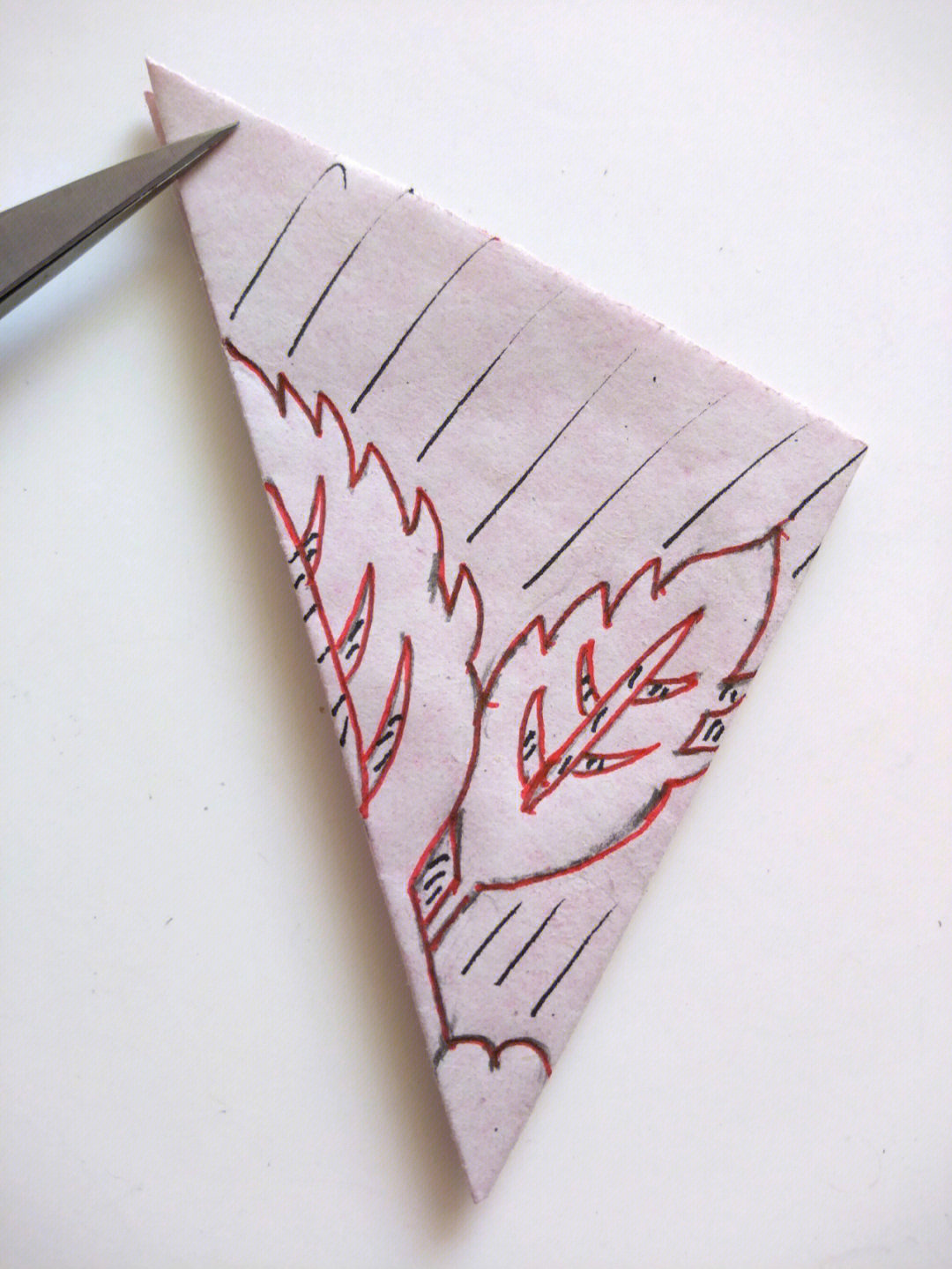 今天这个剪纸是四角折剪纸,很简单的树叶剪纸,好画好剪