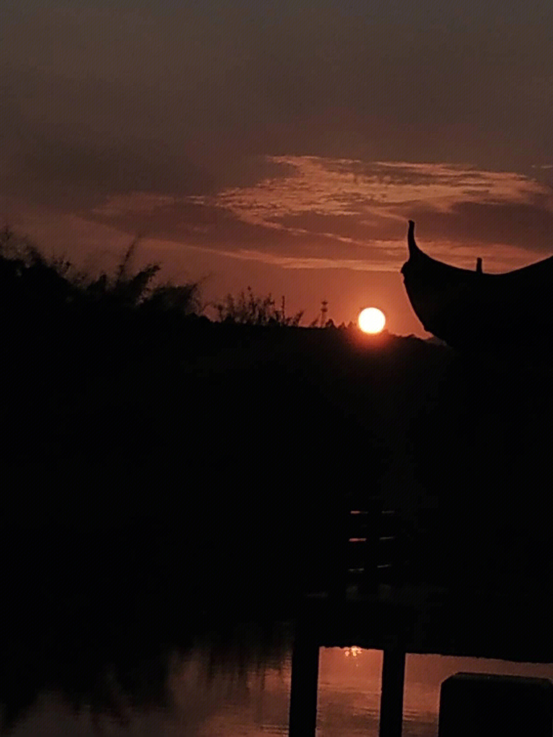 夕阳西沉夜幕降临图片