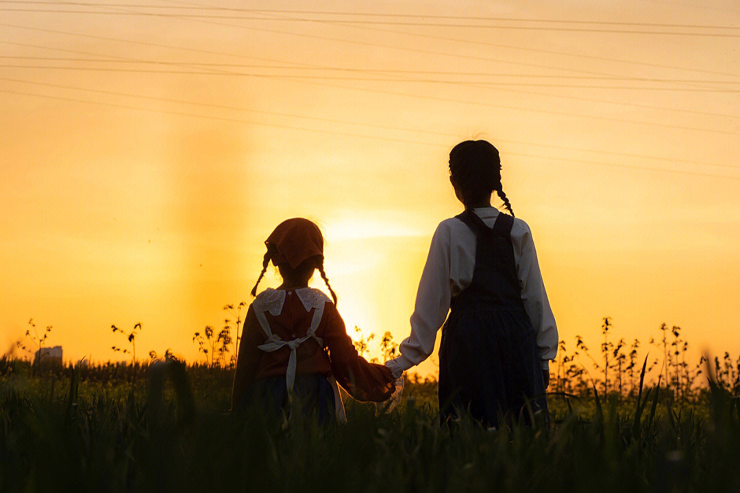 夕阳背影女闺蜜图片