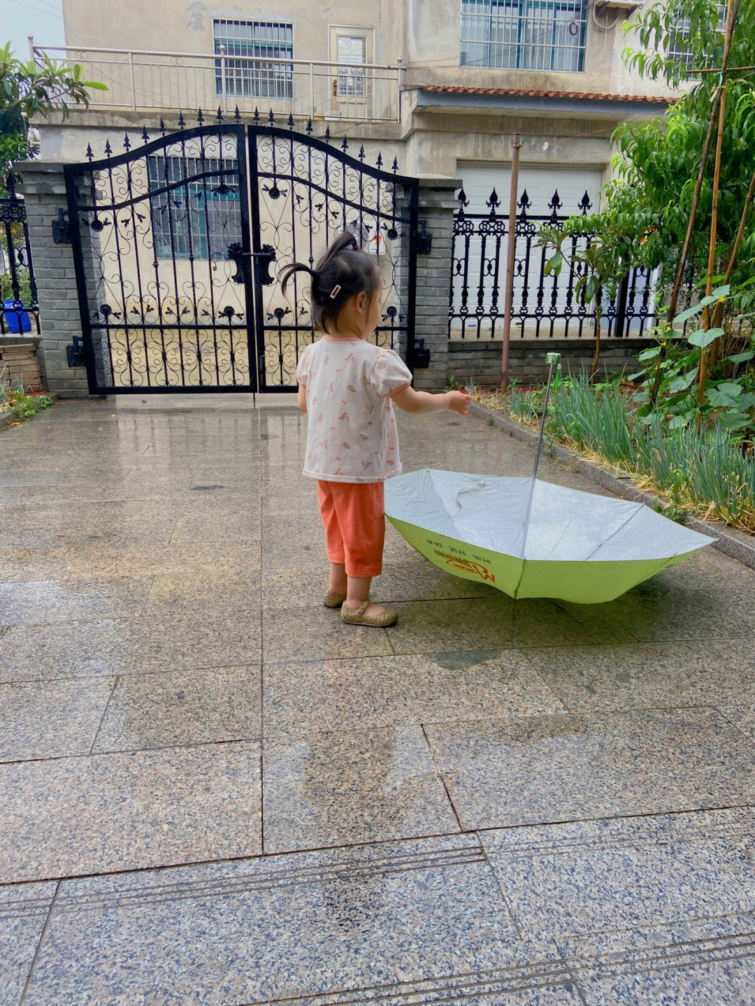 下雨天的小孩子