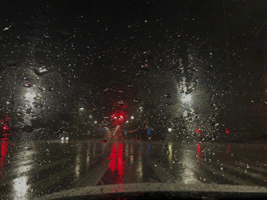 刮风下雨夜晚图片