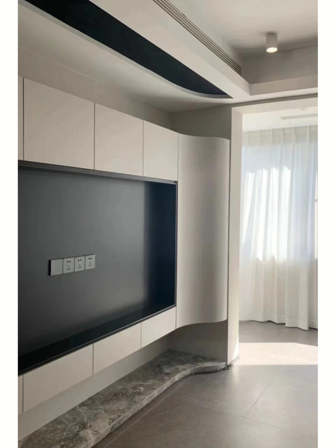弧形悬空电视背景墙,设计美学的实际应用