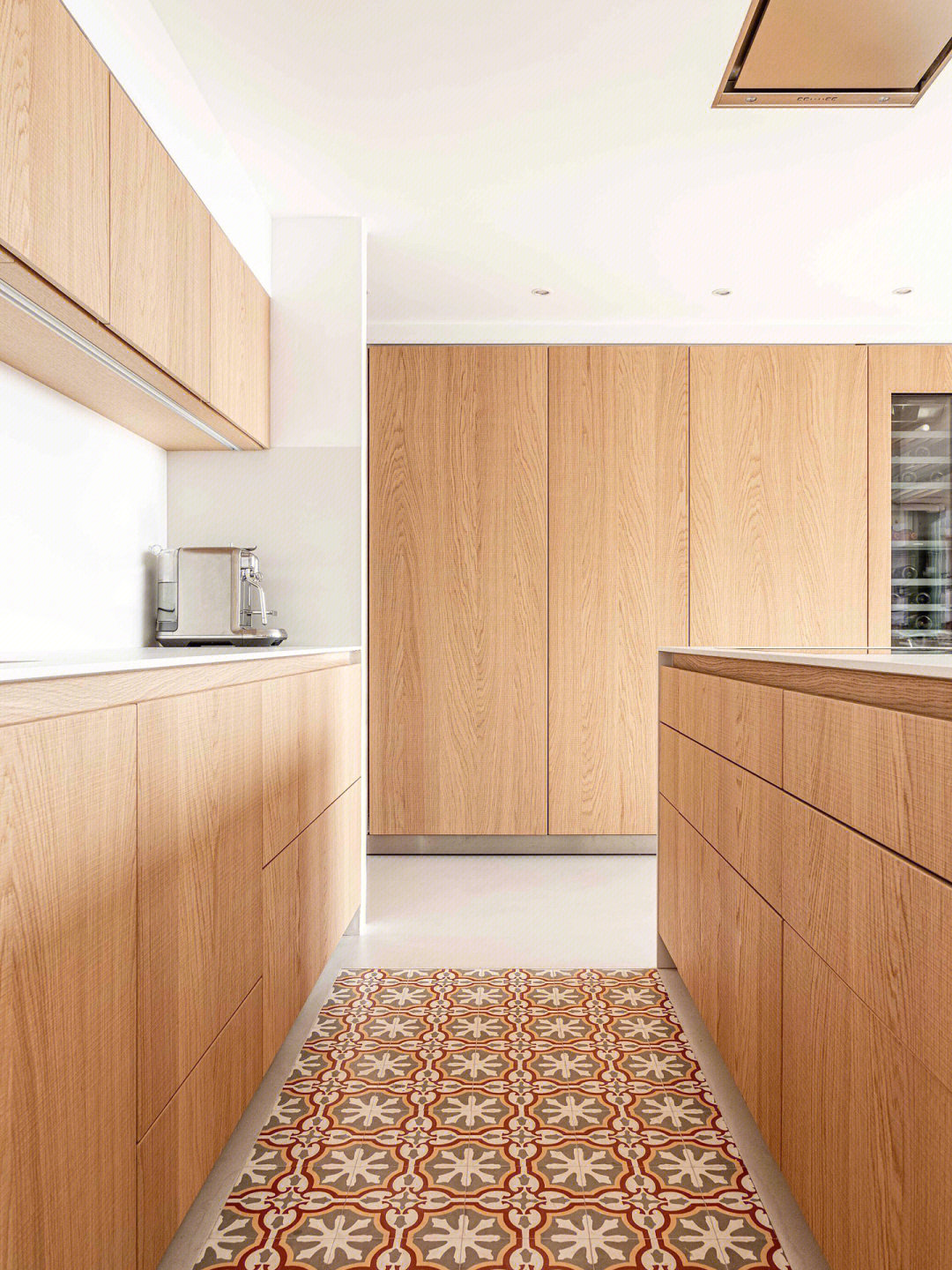 色将木纹橱柜的自然肌理感铺满厨房空间干净温润却又暗藏着高级与素雅