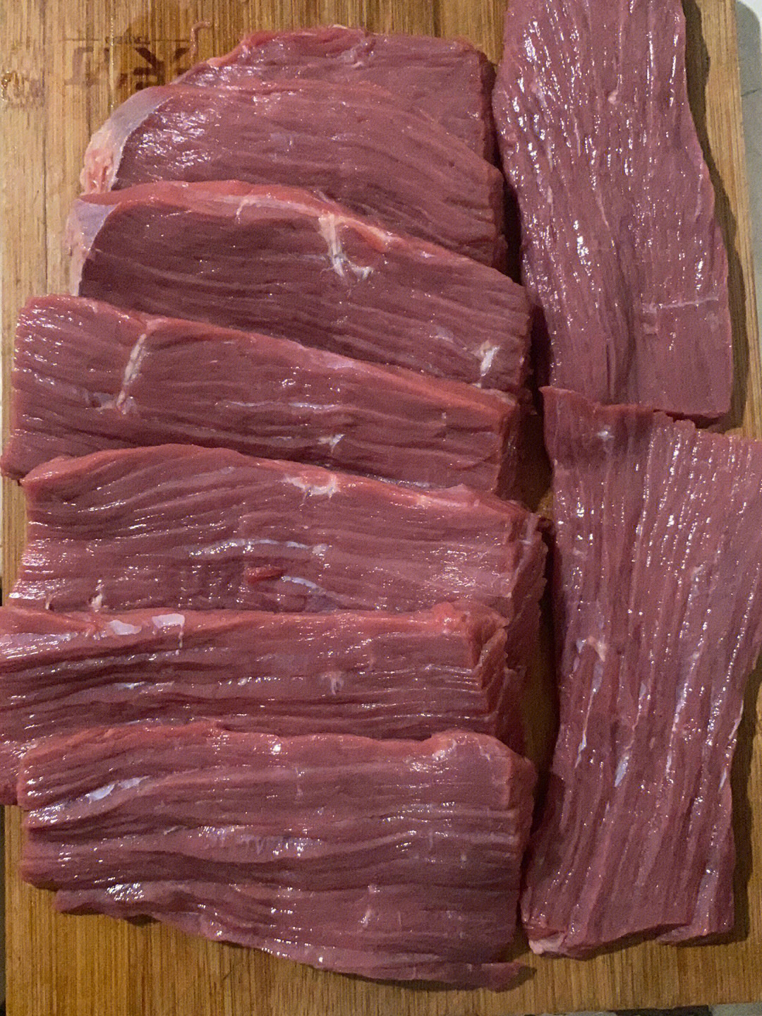 分享一个麻辣牛肉干的做法:今天买了五斤牛牛后腿肉,清洗一下,顺着