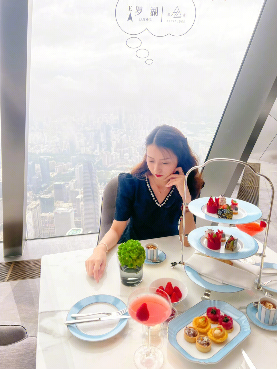 平安大厦118层旋转餐厅图片