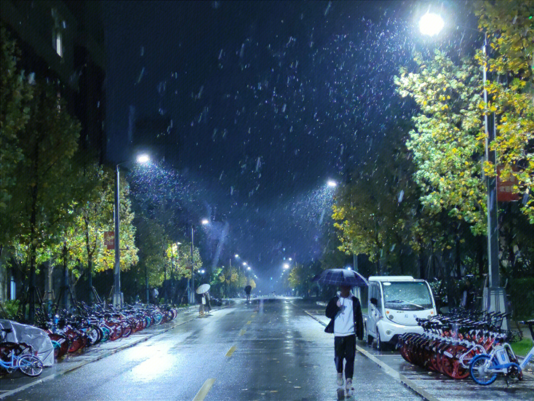 西安的第一场雪,看着来来往往的行人,夜深了,冬天也来了