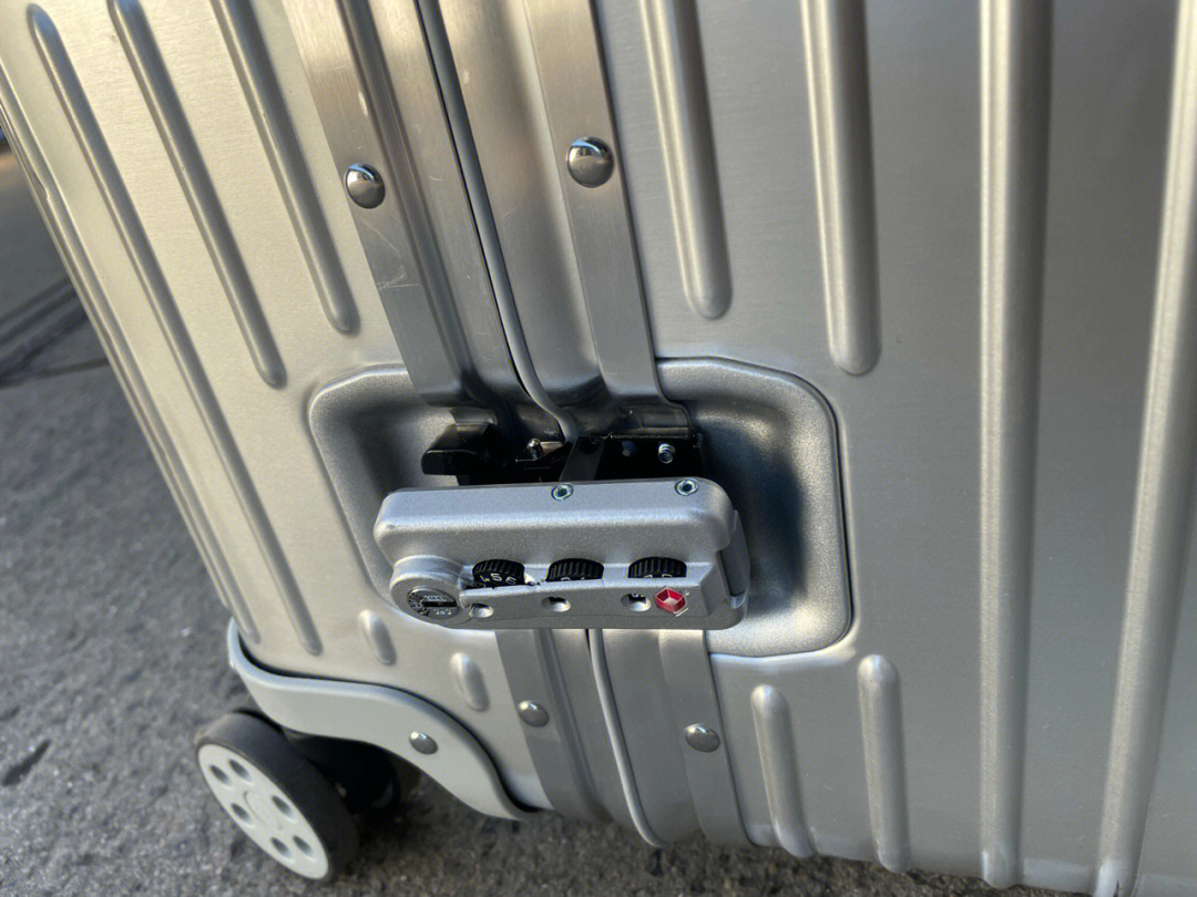 日默瓦行李箱保修延至8年 首次托运锁就摔烂