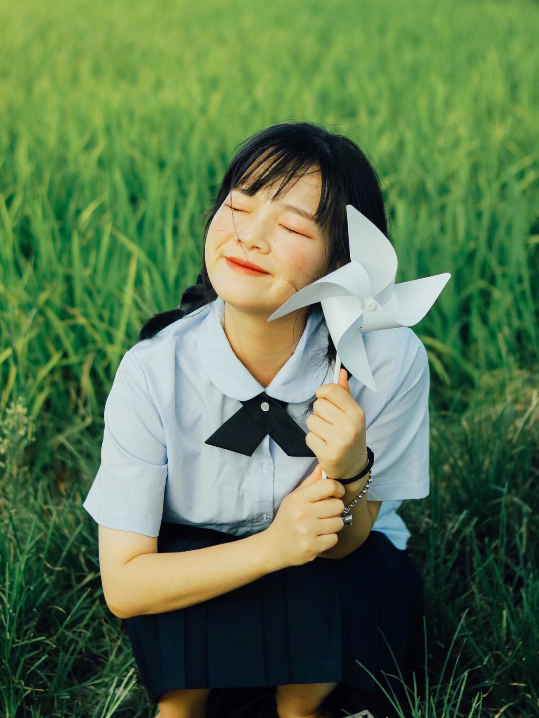 日系胶片写真夏日小风车稻田拍照姿势