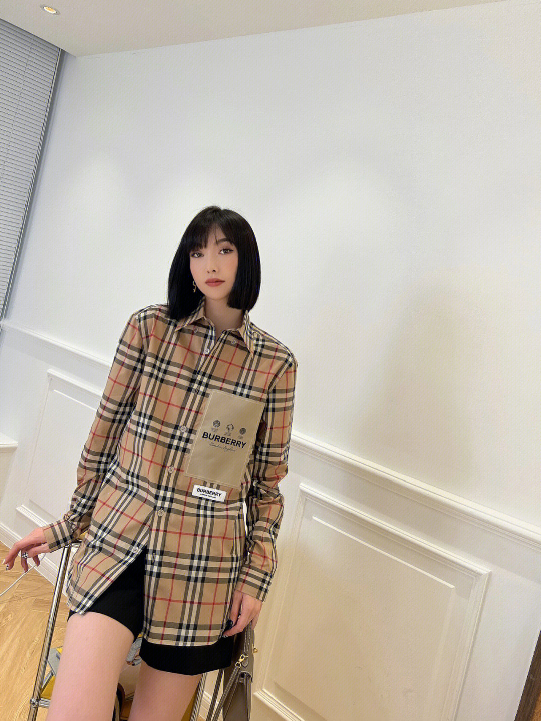 burberry 2022aw秋冬新款格子衬衣经典版型衬衫搭配利落的领尖扣衣领