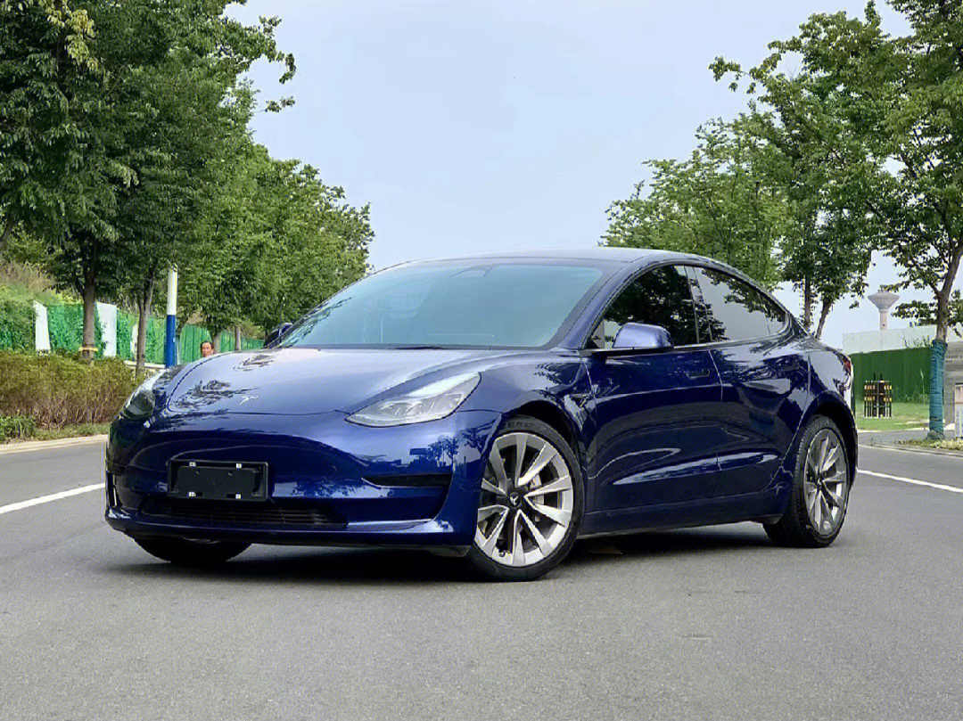 特斯拉蓝色model3报价图片