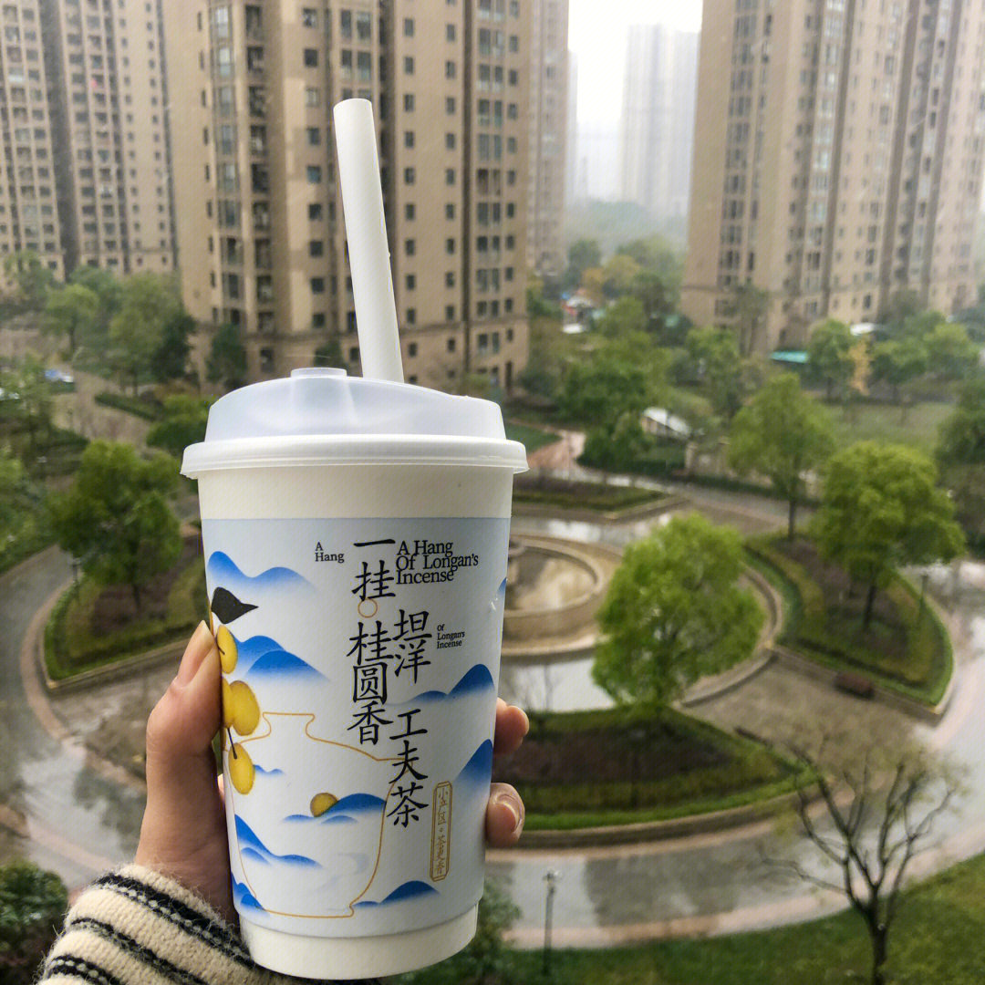 手拿奶茶对着天空图片图片