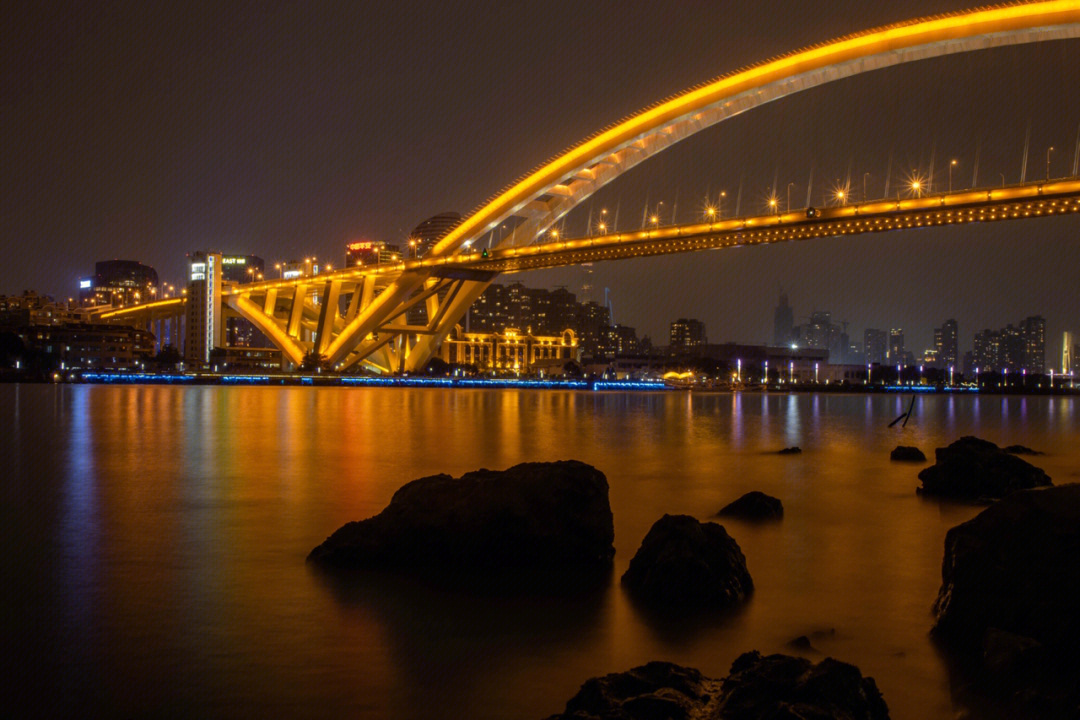 慢门拍摄卢浦大桥夜景拍摄位置在世博公园内,观景台下的滩涂,拍摄需要