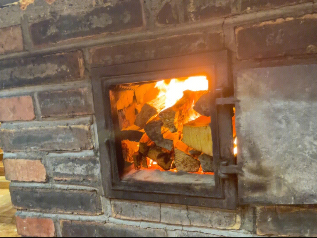 烧柴火的铁锅炖烟道图片