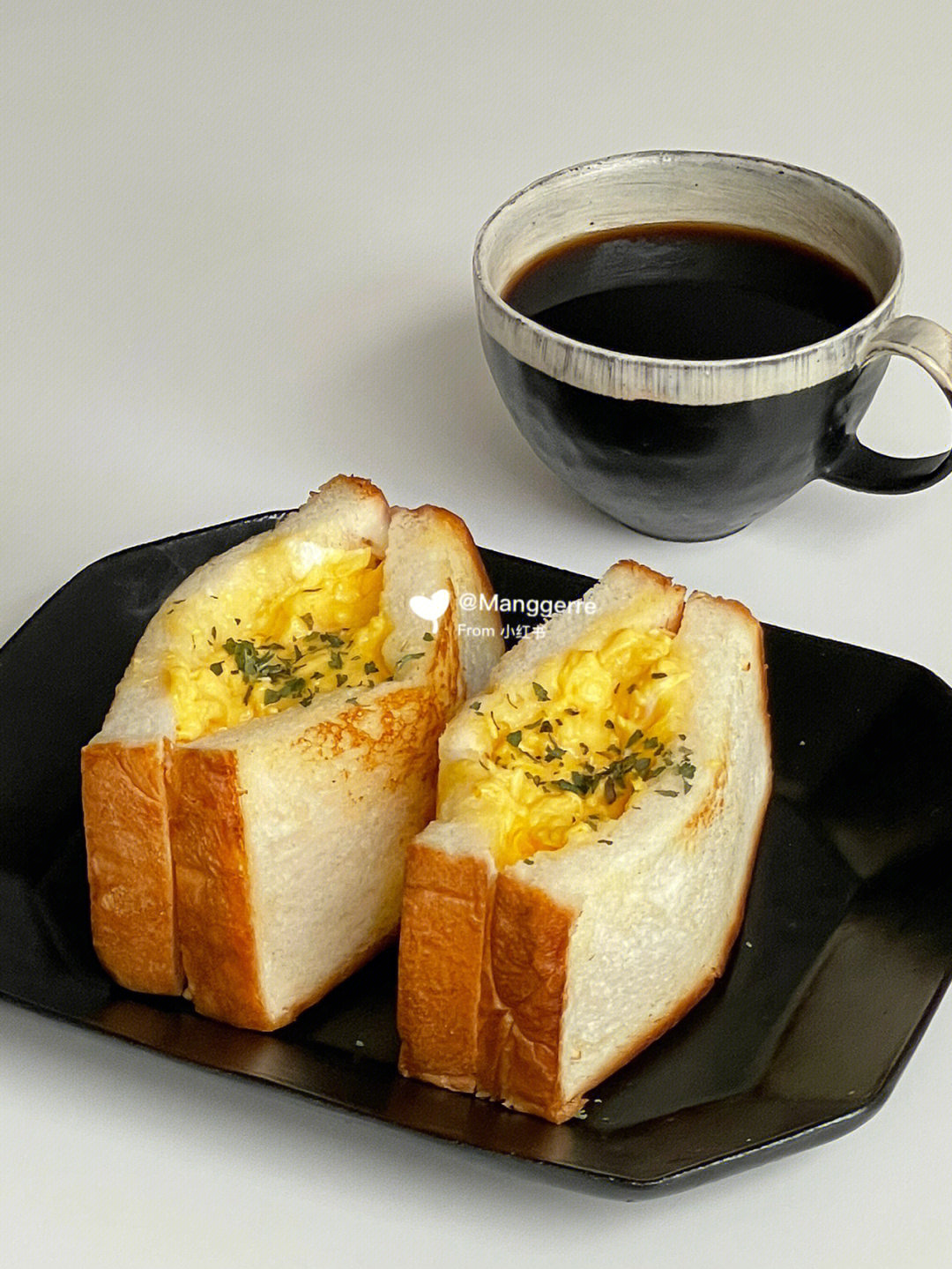 这可能是我分享过的特别简单的三明治00只用到了鸡蛋,芝士,和吐司
