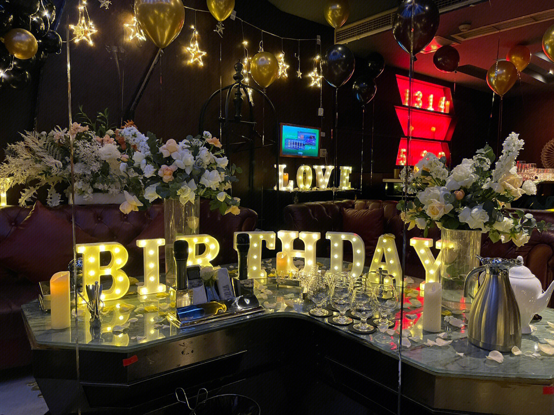 给男友的ktv惊喜生日布置[庆祝]鲜花,气球,灯牌,花瓣氛围感满满一群