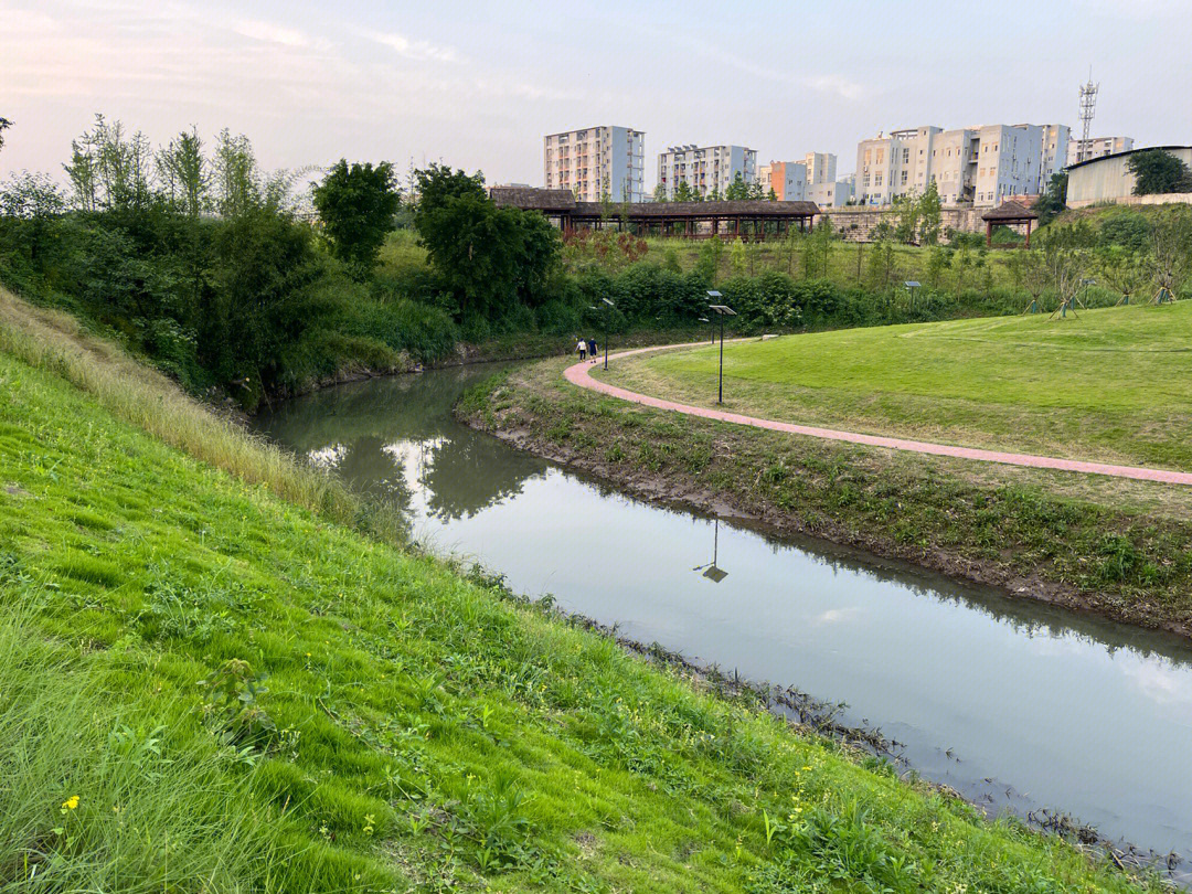 我来到重庆九龙坡区的草海湾公园下面的大渡口区的跳蹬河公园…听