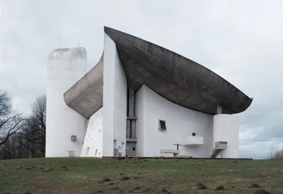 坐落着柯布西耶职业生涯中最不同寻常的设计作品之一,圣母院朗香教堂