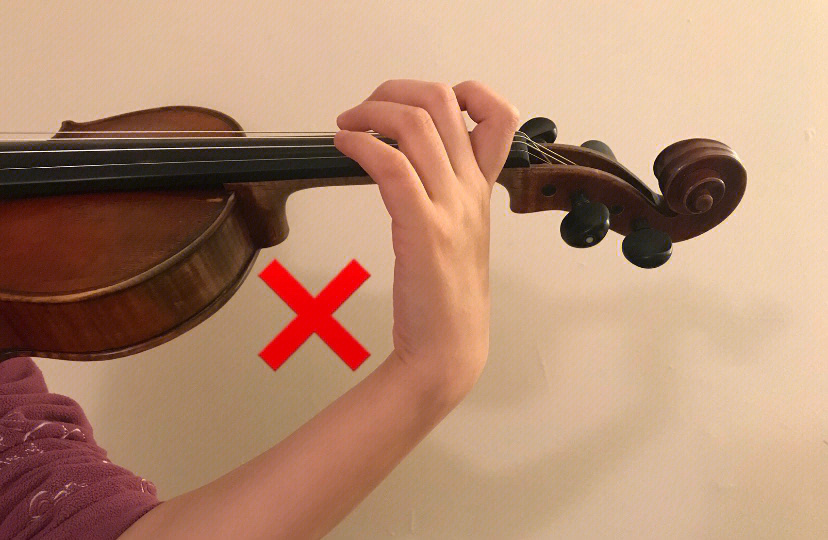 小提琴的正确拿琴姿势图片