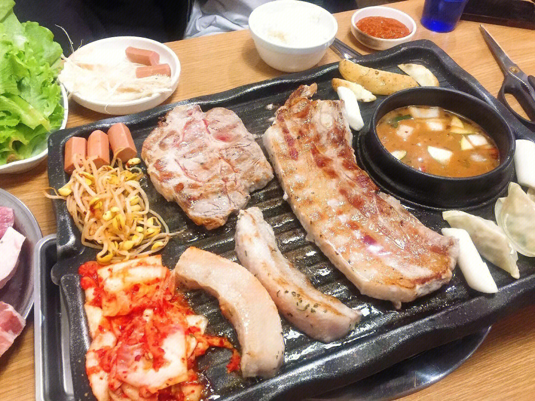 韩国美食烤肉拌饭炸鸡