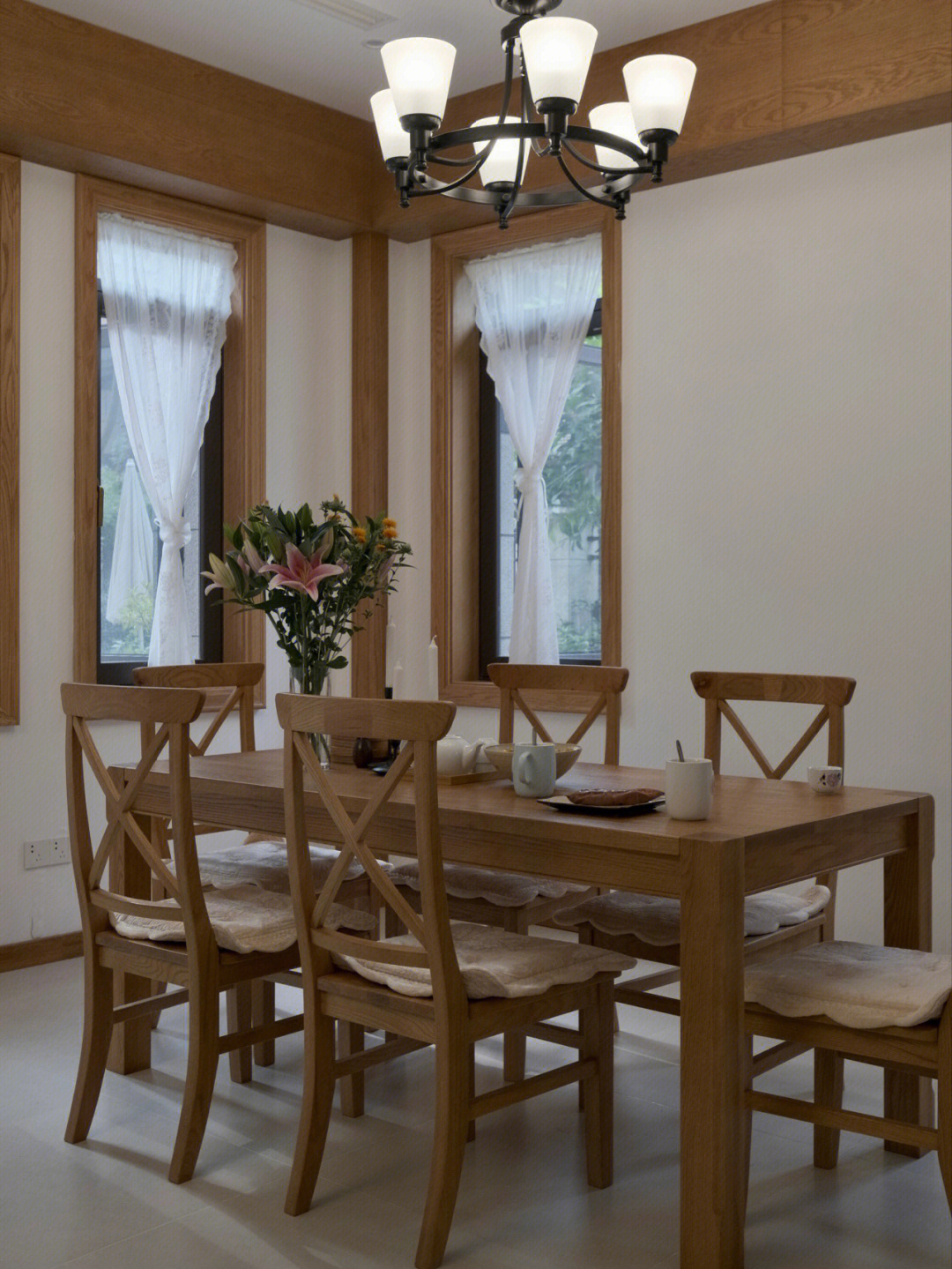 全屋定制的红橡木餐桌美式风格复古气质