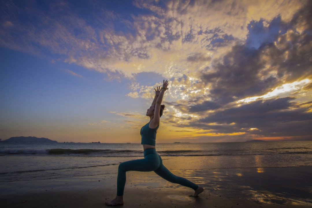 瑜伽美照海边图片