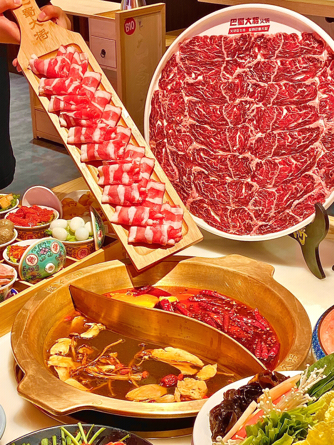 73手切鲜牛肉牛肉一片片放在盘子里90度摆放牛肉仍牢固在盘子非常的