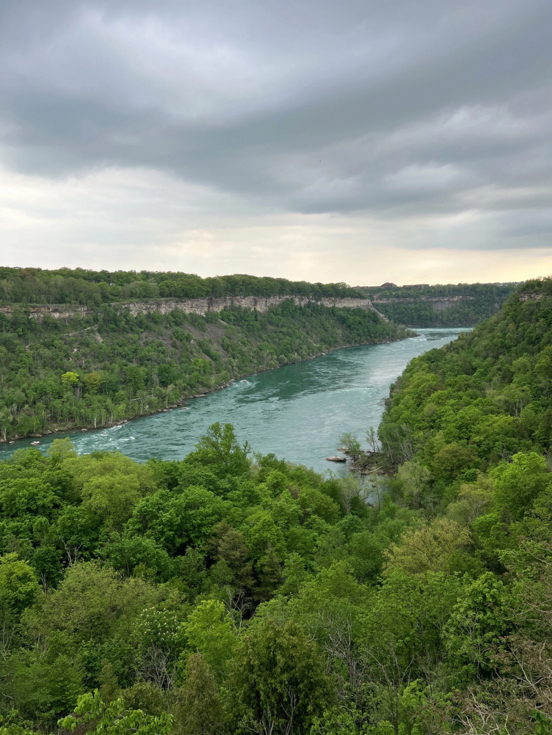 高低错落,婉转悠长,翡翠绿色的niagara river看起来像是西部的冰川湖