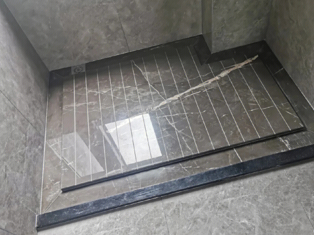 第一种:传统的导水槽加淋浴隔断下的石基,石基一般露出地面两三公分