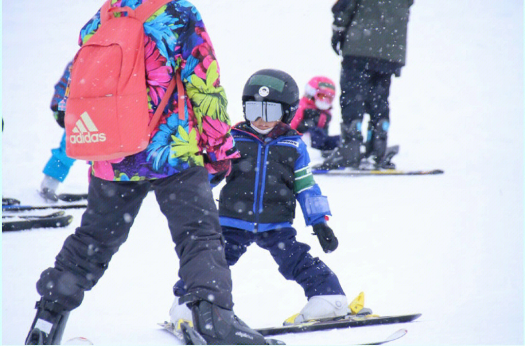 日本幼儿园带去滑雪79