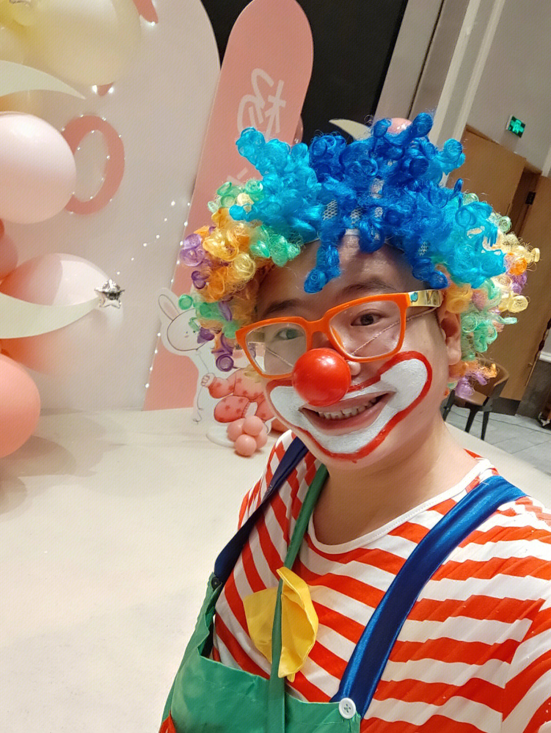 中江县宝宝百日宴小丑表演气球布置