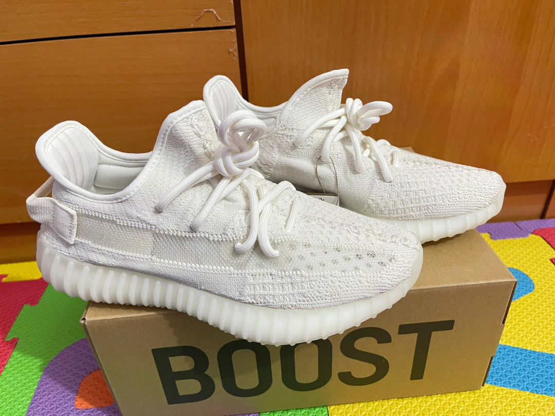 yeezyboost350v2奶白奶白的