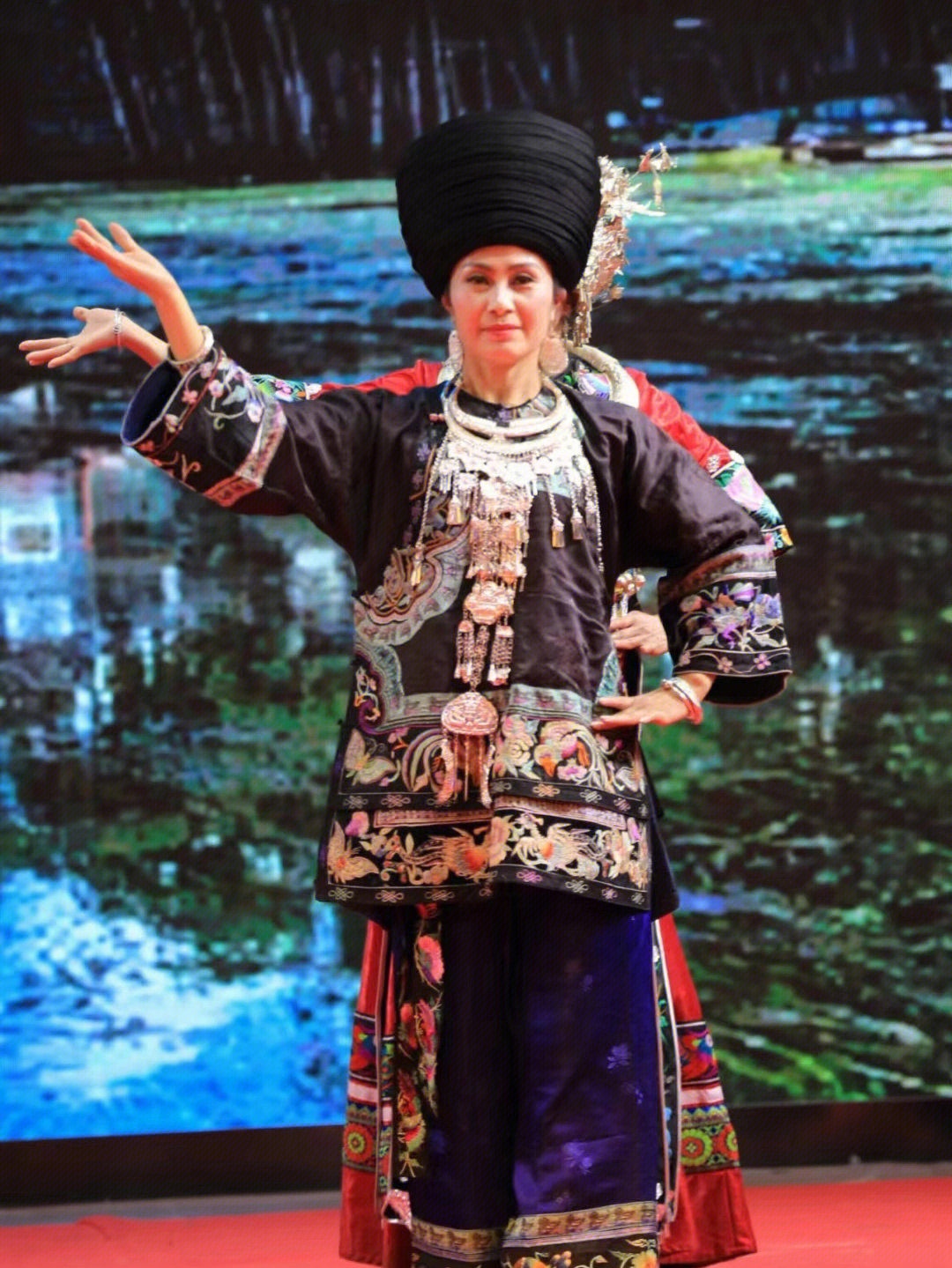 分享一组湘西苗族传统服装照片