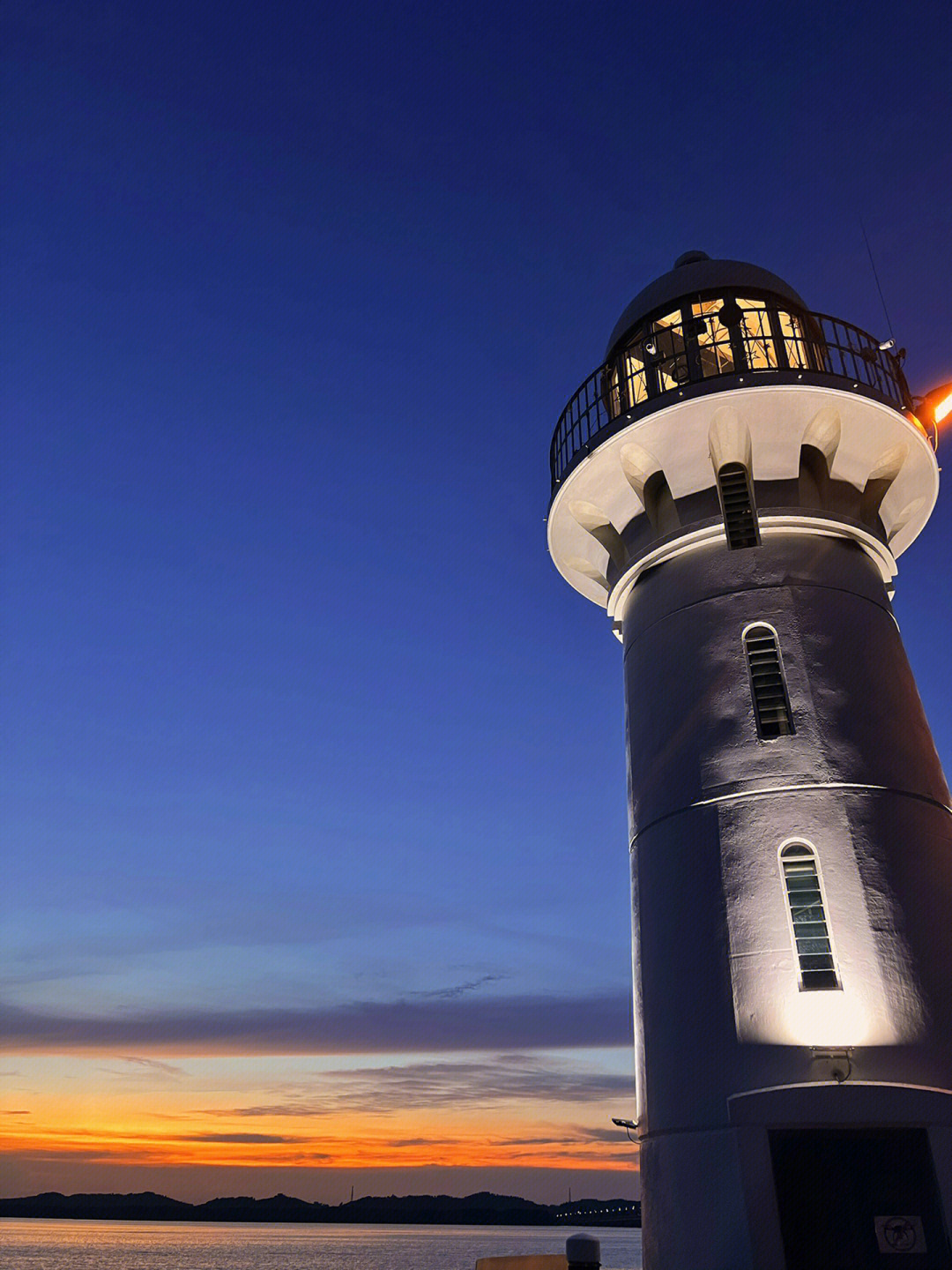 straits lighthouse/raffles marina lighthouse,高12米,矗立在辽阔的