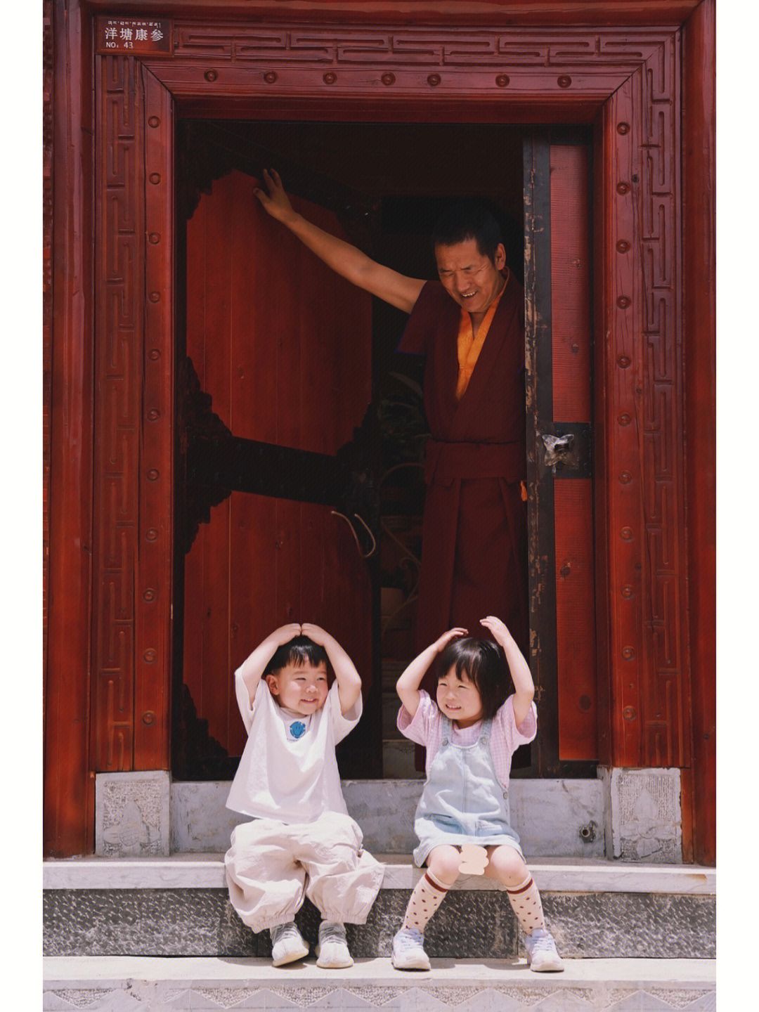 逛完松赞林寺打算离开的时候意外发现了这扇门特别出片就让两个崽坐着