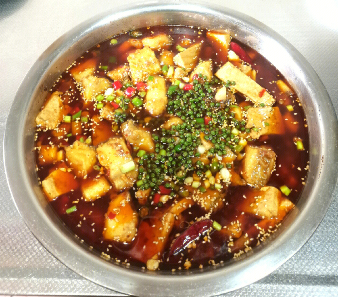 双椒豆腐鱼做法和麻辣豆腐鱼大同小异,如果喜欢这道菜,跟我一起做
