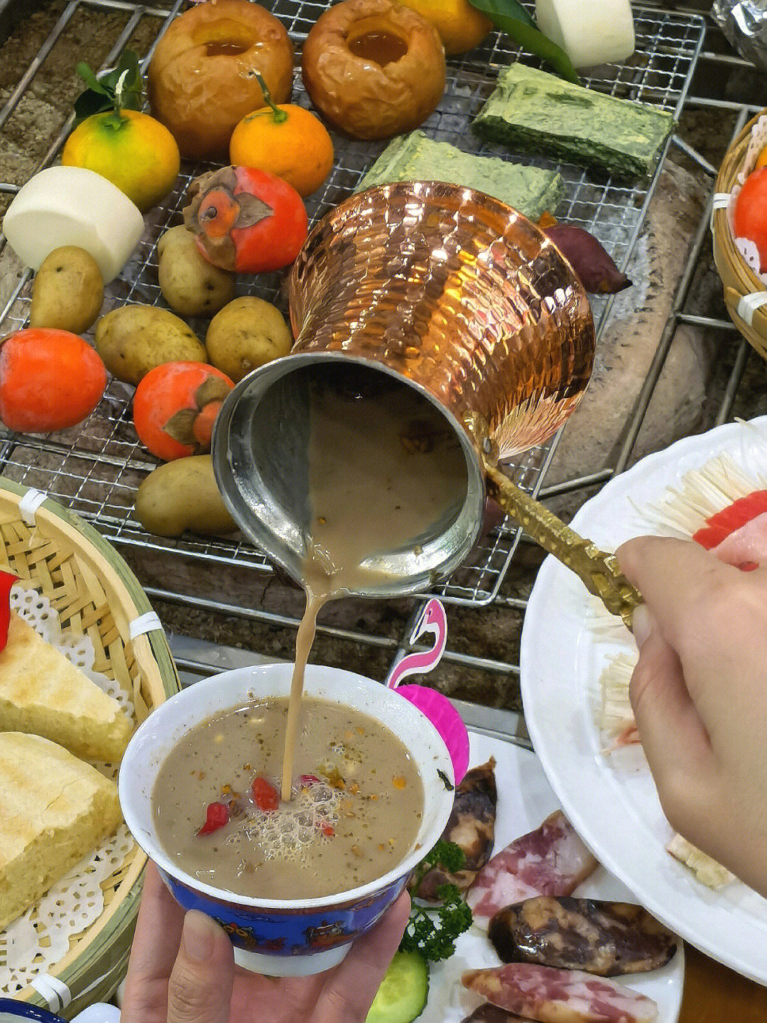 杭州街边炭火围炉煮酥油茶烤苹果