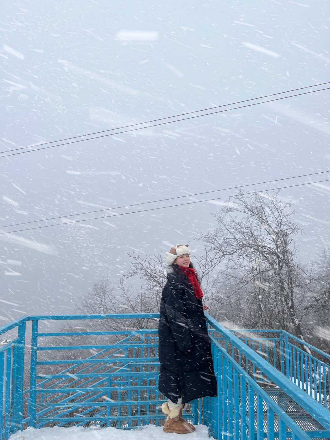 大雪纷飞女孩背景图片图片