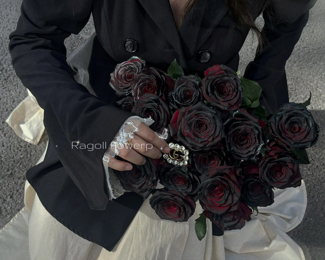 女生手持黑玫瑰的头像图片