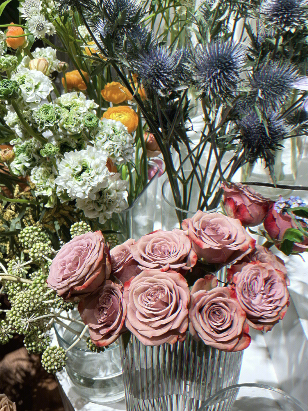 卡布奇诺玫瑰的花语是温柔的爱,不期而遇和十分喜爱,卡布奇诺花的颜色